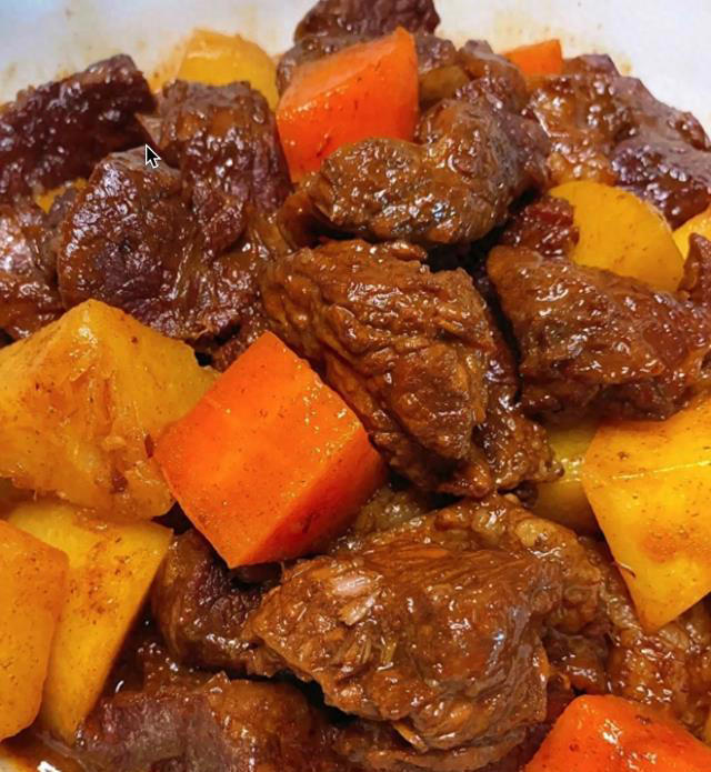 炖牛肉千万不要直接下锅，那样炖出来又柴又硬，今天教你一个方法