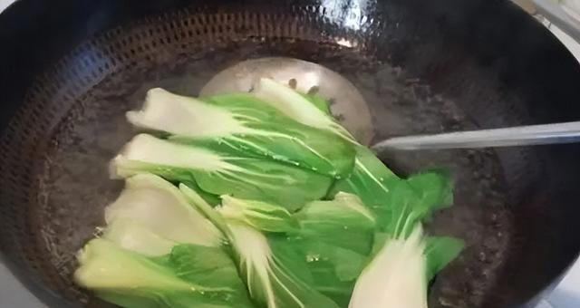 炒青菜怎么做才不发黑？教你正确做法，翠绿又脆嫩，3窍门要牢记