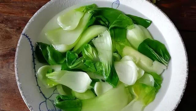 炒青菜怎么做才不发黑？教你正确做法，翠绿又脆嫩，3窍门要牢记