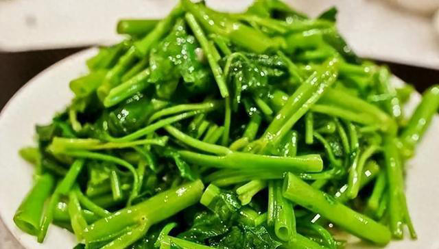 炒青菜怎么做才不发黑？教你正确做法，翠绿又脆嫩，3窍门要牢记