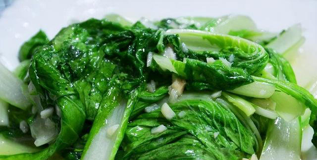 炒青菜怎么做才不发黑？教你正确做法，翠绿又脆嫩，3窍门要牢记