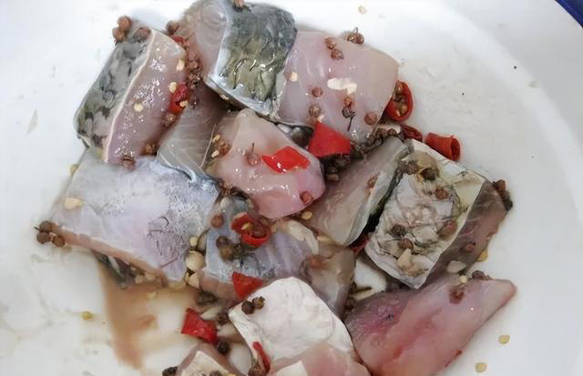 不管炖啥鱼，只加葱姜蒜就错了，多放2味调料，鱼肉不腥入味好吃