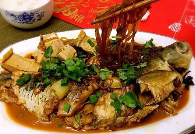 不管炖啥鱼，只加葱姜蒜就错了，多放2味调料，鱼肉不腥入味好吃