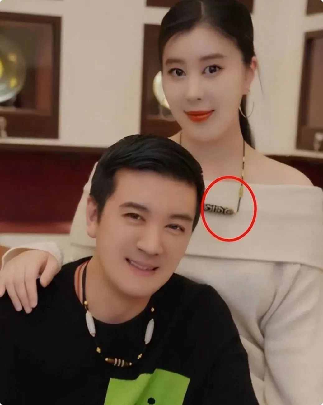 杨子带大女儿与黄圣依聚餐，22岁杨海润颜值不输后妈，戴无价天珠被宠成公主