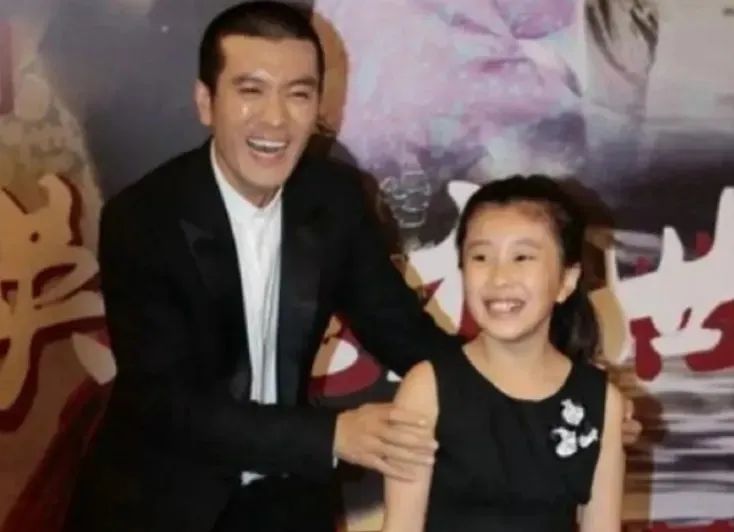 杨子带大女儿与黄圣依聚餐，22岁杨海润颜值不输后妈，戴无价天珠被宠成公主