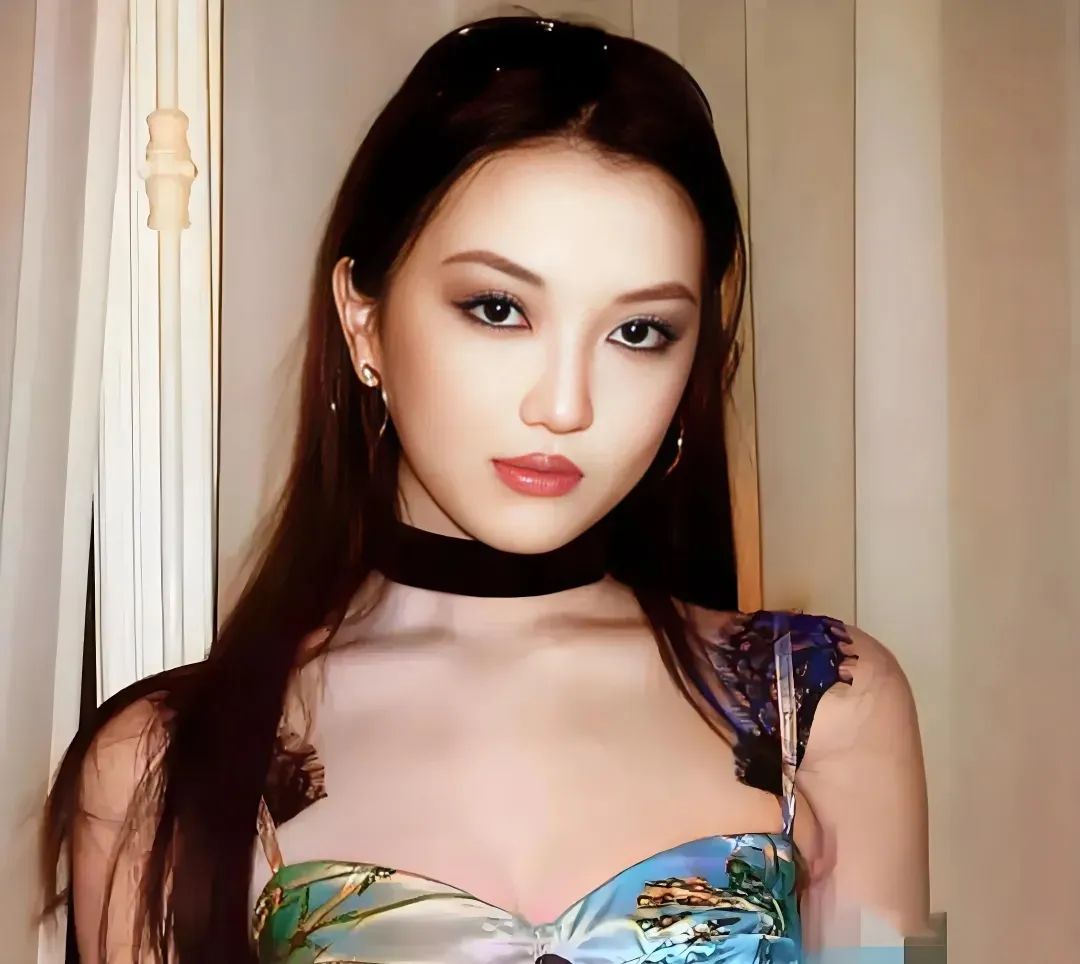 18岁李嫣分享兔唇手术照，治好后美得差点认不出！和继母同框五官好精致