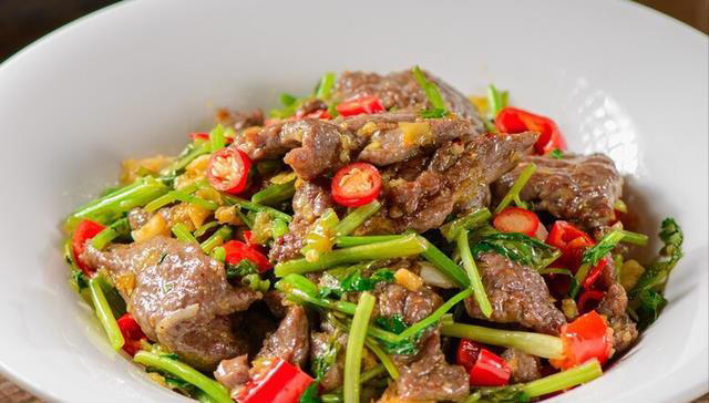 炒牛肉，切记不要放盐腌，分享腌制技巧，出锅后又嫩又滑，超入味