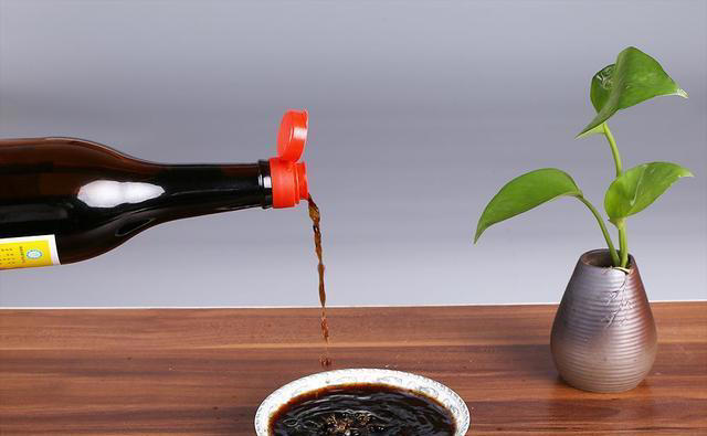 别管炖啥鱼，只放葱姜蒜是错的，多放3味调料，鲜嫩不柴真好吃！