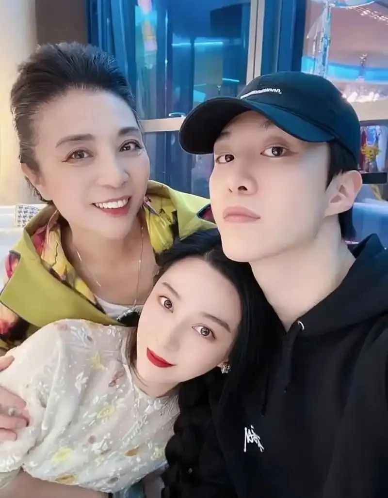 终于知道范丞丞长得像谁！范冰冰20年前旧照曝光，亲爹五官脖子基因太强大