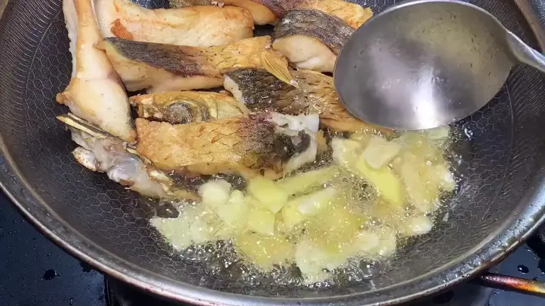 烧鱼时不要直接下锅，教你正确做法，不粘不破皮，鱼肉鲜嫩无腥味