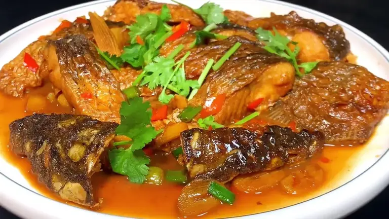 烧鱼时不要直接下锅，教你正确做法，不粘不破皮，鱼肉鲜嫩无腥味