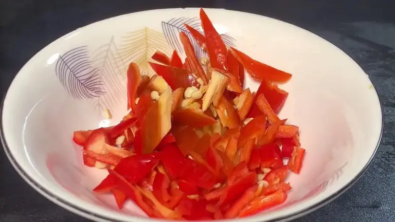 烧鱼时不要直接下锅，教你正确做法，不粘不破皮，鱼肉鲜嫩无腥味