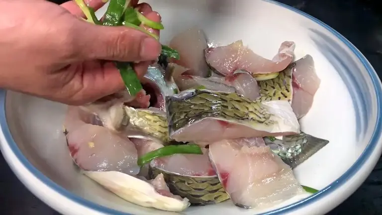 烧鱼时不要直接下锅，教你正确做法，不粘不破皮，鱼肉鲜嫩无腥味