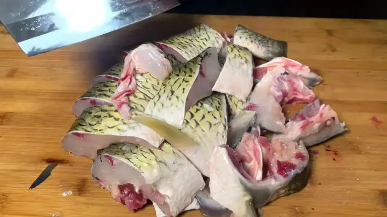 烧鱼时不要直接下锅，教你正确做法，不粘不破皮，鱼肉鲜嫩无腥味