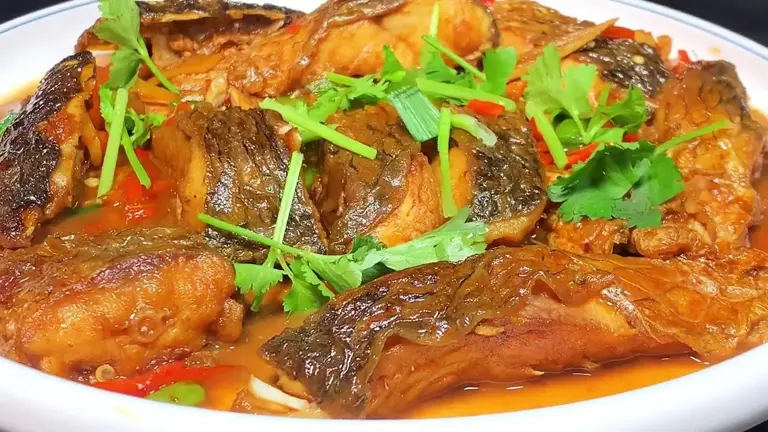 烧鱼时不要直接下锅，教你正确做法，不粘不破皮，鱼肉鲜嫩无腥味