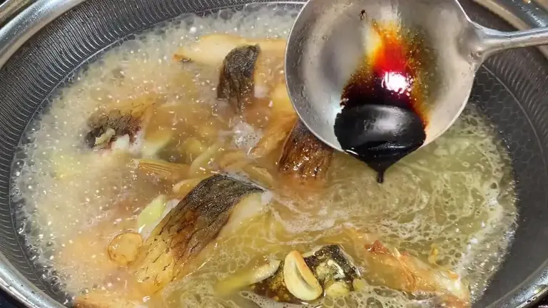 烧鱼时不要直接下锅，教你正确做法，不粘不破皮，鱼肉鲜嫩无腥味