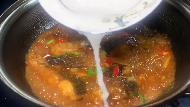 烧鱼时不要直接下锅，教你正确做法，不粘不破皮，鱼肉鲜嫩无腥味