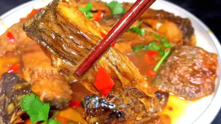 烧鱼时不要直接下锅，教你正确做法，不粘不破皮，鱼肉鲜嫩无腥味