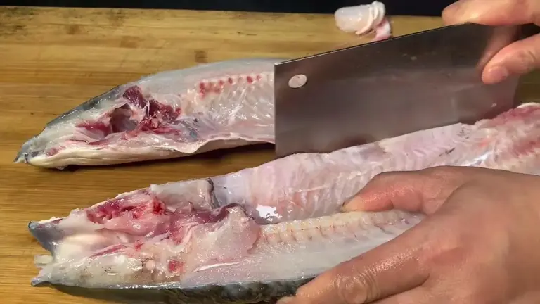 烧鱼时不要直接下锅，教你正确做法，不粘不破皮，鱼肉鲜嫩无腥味