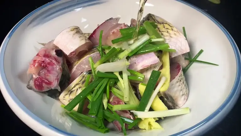 烧鱼时不要直接下锅，教你正确做法，不粘不破皮，鱼肉鲜嫩无腥味