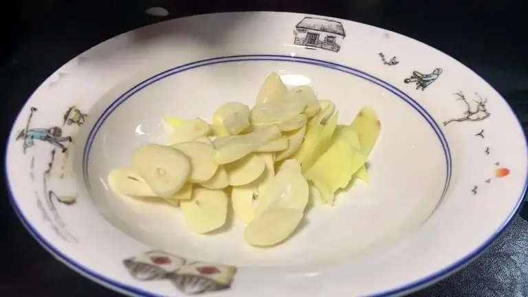 烧鱼时不要直接下锅，教你正确做法，不粘不破皮，鱼肉鲜嫩无腥味