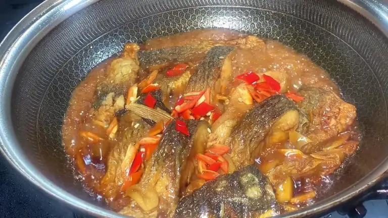 烧鱼时不要直接下锅，教你正确做法，不粘不破皮，鱼肉鲜嫩无腥味