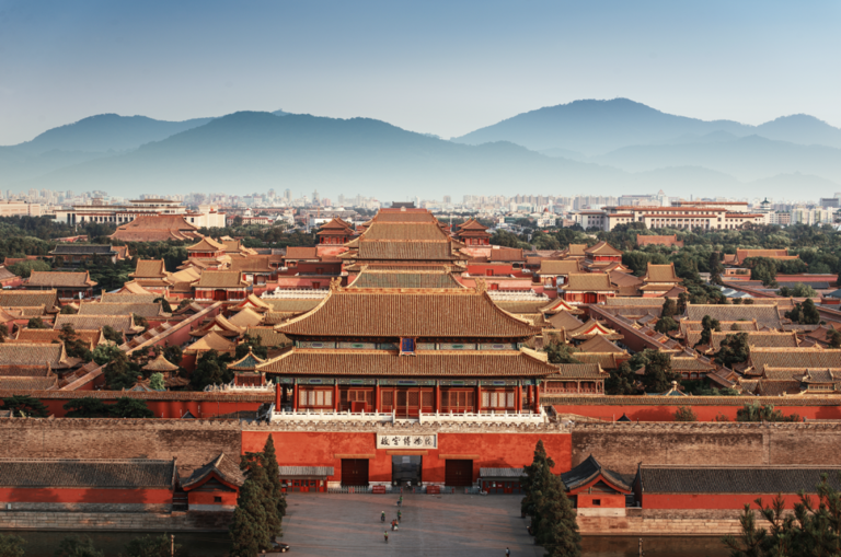 如果权力有颜色，那一定是黄金的颜色。  故宫金碧辉煌，金色浓度最高的地方不在太和殿，在其东侧的太庙享殿及奉先殿。整栋殿堂内被金箔彩画所覆盖，这一工艺又称“浑金彩画”。这种立体柔光的效果无法凭任何一种颜料涂刷而成，只有绸缎一样的黄金