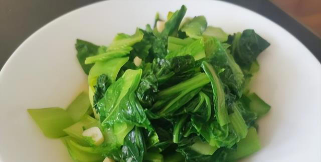 小白菜是一种常见的蔬菜，营养丰富，口感清甜，非常适合用来炒菜
