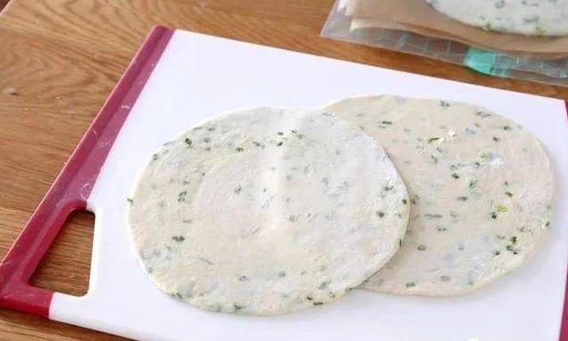 葱油饼新做法，烫面揉面轻松搞定，香脆可口家里就能做！