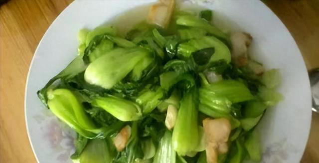 小白菜是一种常见的蔬菜，营养丰富，口感清甜，非常适合用来炒菜