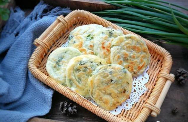 葱油饼新做法，烫面揉面轻松搞定，香脆可口家里就能做！