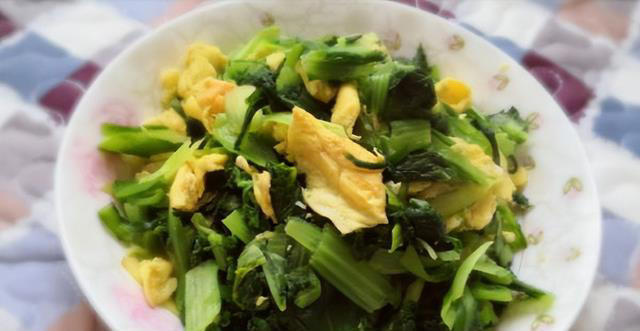 小白菜是一种常见的蔬菜，营养丰富，口感清甜，非常适合用来炒菜