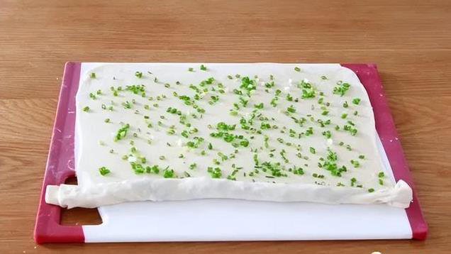 葱油饼新做法，烫面揉面轻松搞定，香脆可口家里就能做！