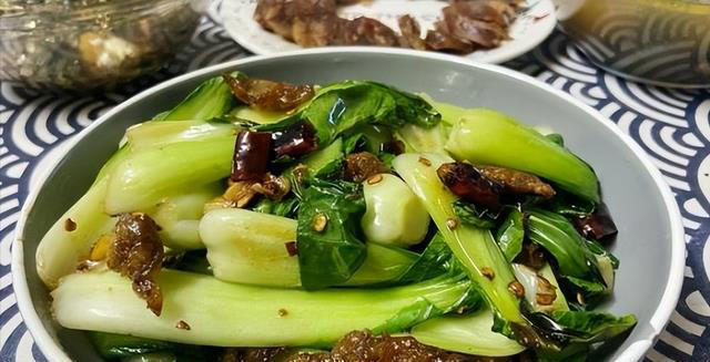 小白菜是一种常见的蔬菜，营养丰富，口感清甜，非常适合用来炒菜