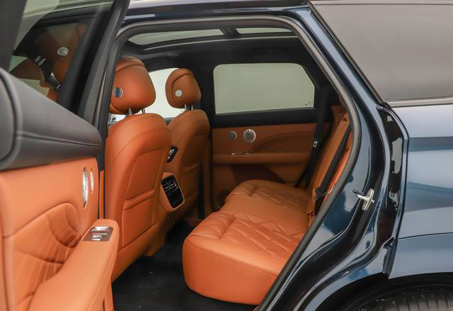 国产SUV之光，轴距2820mm，5座／7座布局，标配2.0T四缸+8AT变速箱