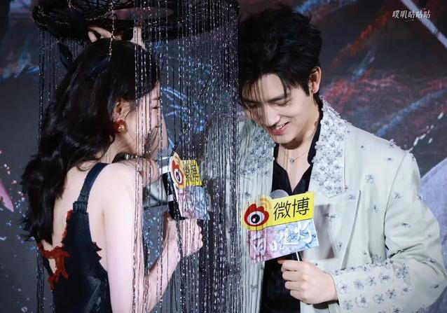 迪丽热巴身材变化引发热议，她的腰臀比例为何如此突出？