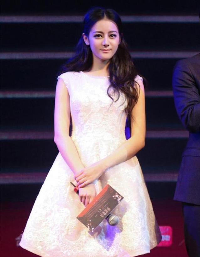 迪丽热巴身材变化引发热议，她的腰臀比例为何如此突出？