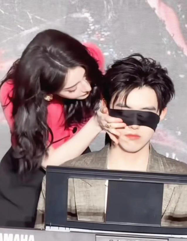 迪丽热巴身材变化引发热议，她的腰臀比例为何如此突出？