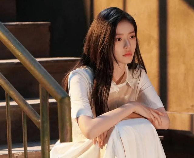 女演员长相多重要？把29岁章若楠和29岁林允对比，差距很明显