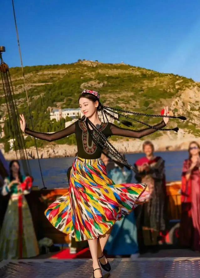 迪丽热巴身材变化引发热议，她的腰臀比例为何如此突出？