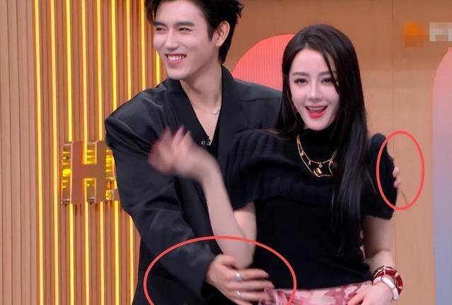 迪丽热巴身材变化引发热议，她的腰臀比例为何如此突出？