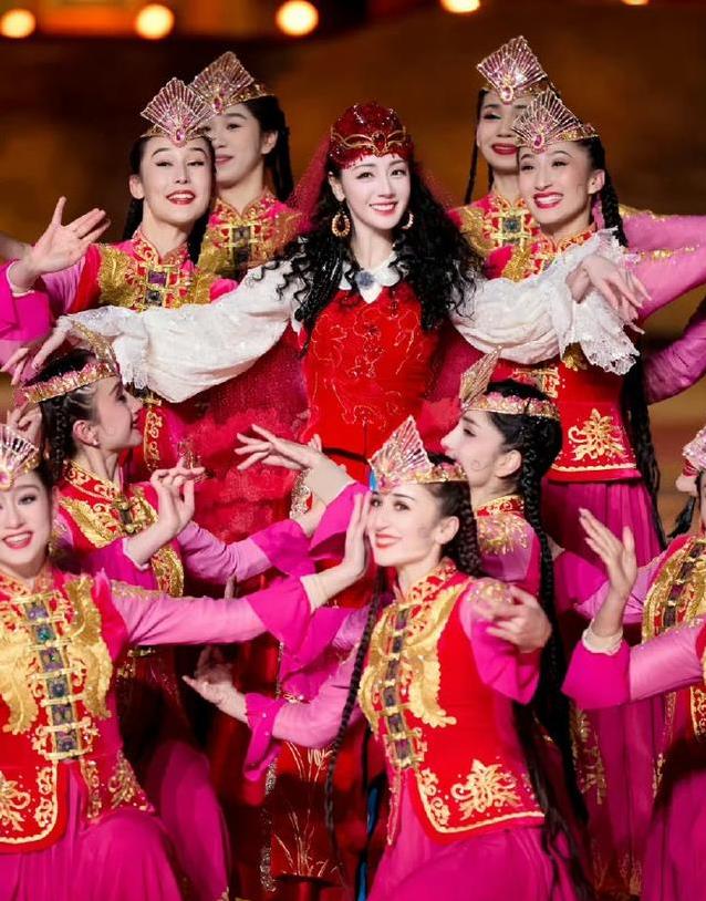 迪丽热巴身材变化引发热议，她的腰臀比例为何如此突出？