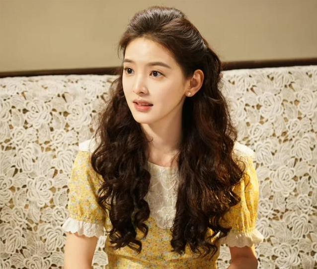 女演员长相多重要？把29岁章若楠和29岁林允对比，差距很明显