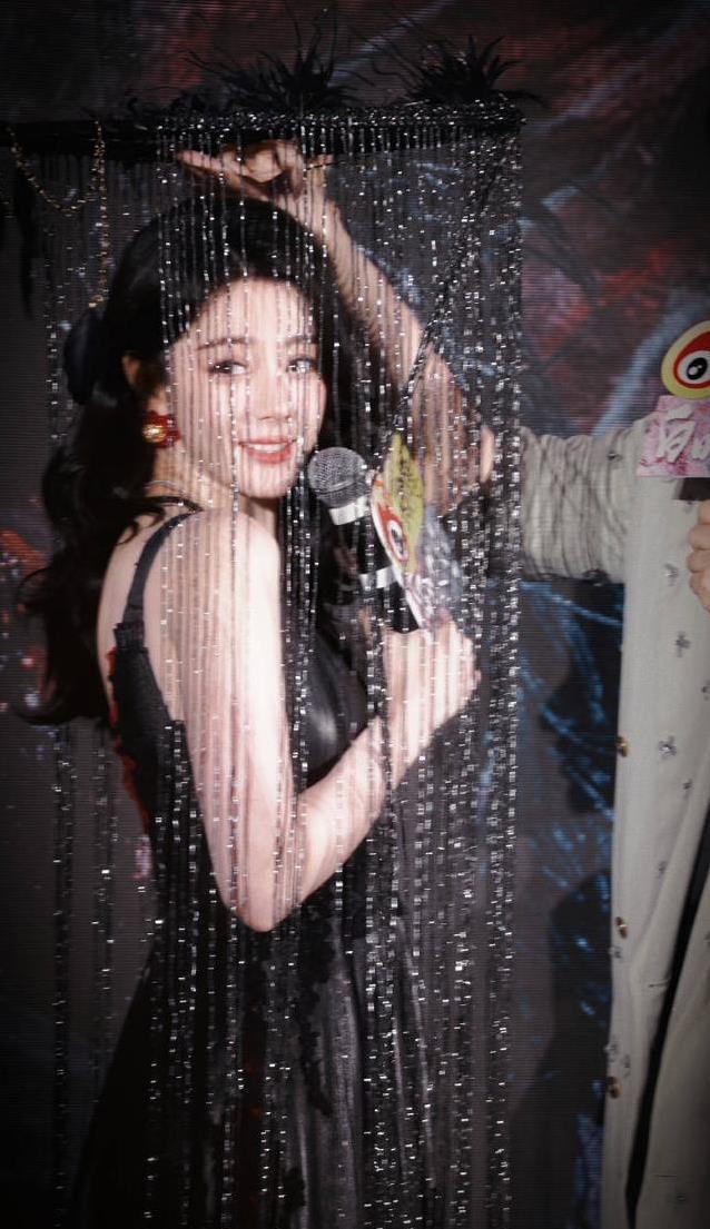 迪丽热巴身材变化引发热议，她的腰臀比例为何如此突出？