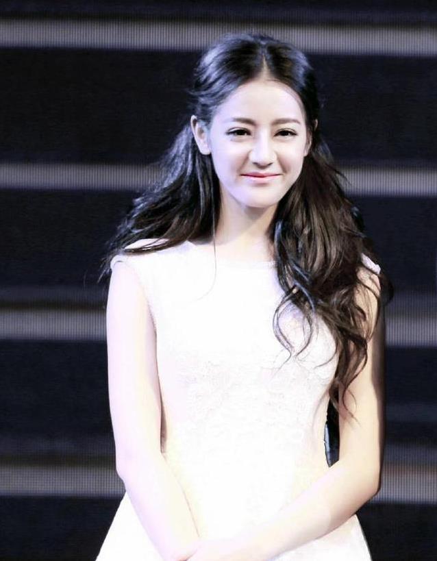 迪丽热巴身材变化引发热议，她的腰臀比例为何如此突出？