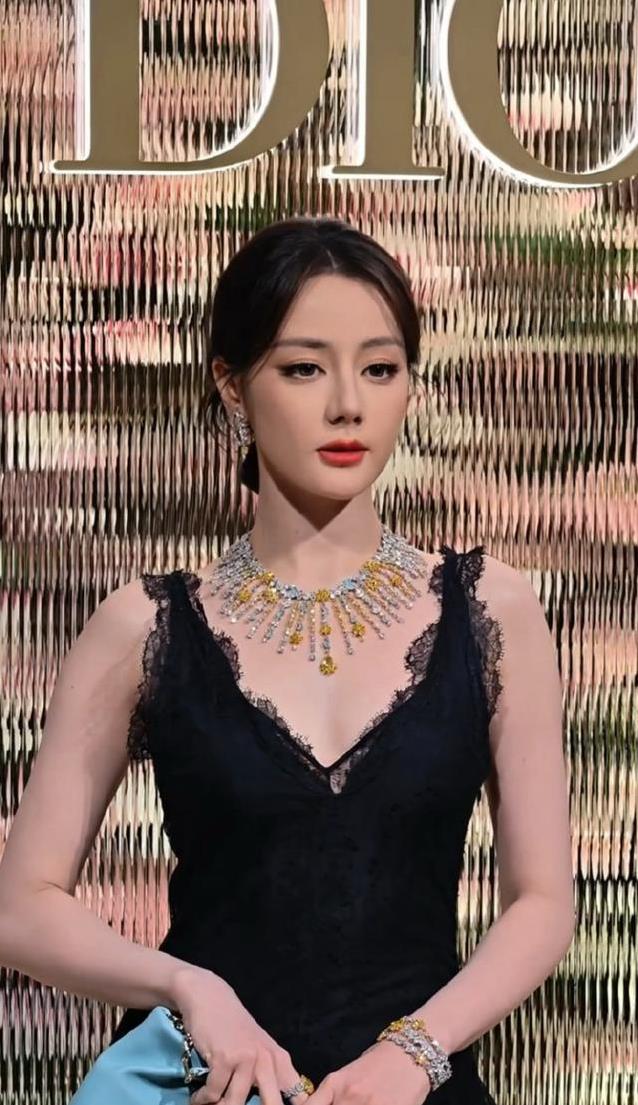 迪丽热巴身材变化引发热议，她的腰臀比例为何如此突出？