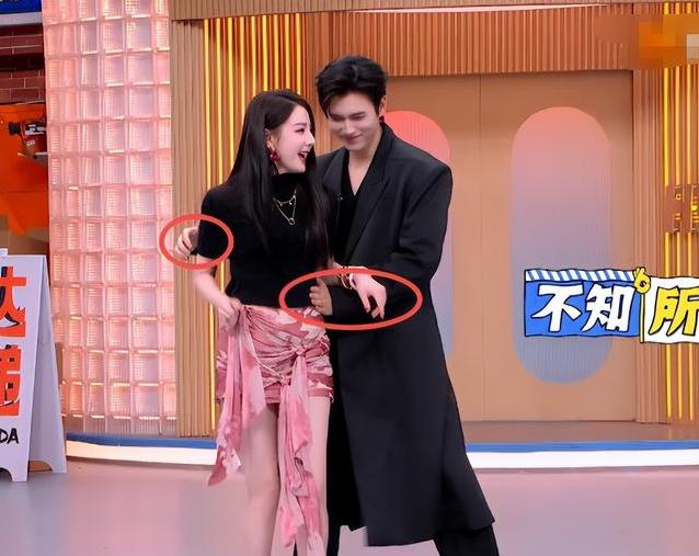 迪丽热巴身材变化引发热议，她的腰臀比例为何如此突出？