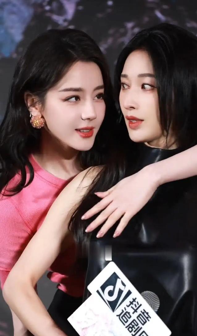 迪丽热巴身材变化引发热议，她的腰臀比例为何如此突出？