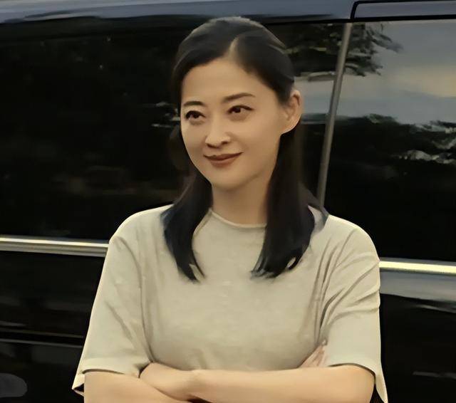 梅婷现身北京别墅菜园摘菜，2000多块外套穿出少女感，这哪是50岁