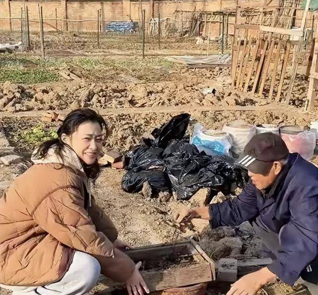 梅婷现身北京别墅菜园摘菜，2000多块外套穿出少女感，这哪是50岁